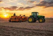 El trigo 2026/27 arranca con buen clima, pero el costo de los insumos enfría la siembra Tractor con sembradora trabajando en un lote seco al atardecer en la región agrícola de Córdoba Argentina