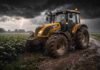 Alerta meteorológica: hasta 60 mm y ráfagas de 80 km/h impactan en zonas productivas clave Tractor Valtra HiTech cubierto de barro avanza por un camino rural bajo una tormenta intensa con lluvia y relámpagos en la zona núcleo agrícola.