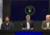 El Gobierno reveló el cronograma completo de baja de retenciones hasta 2028: qué le espera a la soja, el maíz, el girasol y el sorgo Funcionarios argentinos brindan una conferencia de prensa en el Ministerio de Economía. Tres hombres sentados frente a micrófonos aparecen bajo el escudo oficial de la República Argentina, con una bandera argentina al costado, en una imagen institucional de formato panorámico.