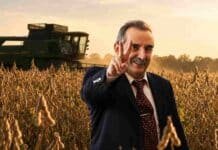 Moreno quiere subir retenciones si el peronismo vuelve al poder en 2027 Dirigente rural sonríe y hace la V en un lote de soja durante la cosecha, con una cosechadora trabajando al fondo al atardecer.