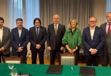 Acuerdo clave para exportar más: el agro busca abrir nuevos mercados y elevar estándares sanitarios Autoridades del sector agroindustrial y del Gobierno durante la firma de un acuerdo para impulsar exportaciones en la Bolsa de Cereales de Buenos Aires