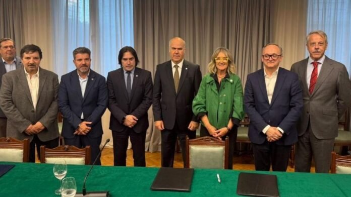 Autoridades del sector agroindustrial y del Gobierno durante la firma de un acuerdo para impulsar exportaciones en la Bolsa de Cereales de Buenos Aires