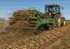 Santiago del Estero va a un récord histórico de soja pero perdió la mitad de sus lotes de maní Arrancadora e inversora de maní trabajando en plena cosecha, levantando plantas y formando hileras de maní sobre un lote agrícola bajo cielo despejado.