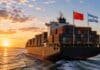 Ya partieron 9 barcos con maíz argentino a China: más de 300.000 toneladas exportadas y potencial para cubrir el 15% de las importaciones chinas Buque portacontenedores partiendo desde un puerto exportador con las banderas de Argentina y China durante el atardecer.