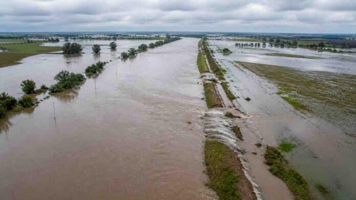 Campo anegado con canal desbordado en zona rural de Santa Fe tras intensas lluvias