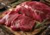 La carne de búfalo llegó a las carnicerías argentinas: más barata que la vacuna y con más proteínas Cortes frescos de carne de búfalo sobre una tabla rústica, con hierbas y especias, listos para su preparación.