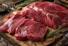 La carne de búfalo llegó a las carnicerías argentinas: más barata que la vacuna y con más proteínas Cortes frescos de carne de búfalo sobre una tabla rústica, con hierbas y especias, listos para su preparación.