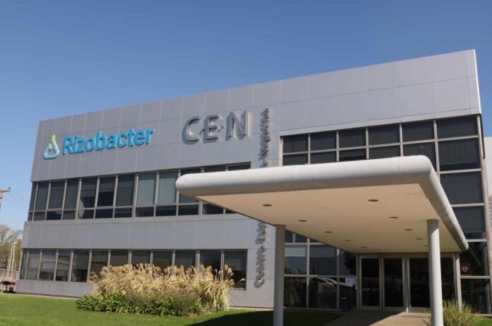 centro-excelencia-investigacion-rizobacter-cen-argentina-Ruralnet Edificio del Centro de Excelencia e Innovación (CEN) de Rizobacter en Argentina, sede de investigación y desarrollo biotecnológico para el sector agropecuario, con fachada moderna y acceso principal.
