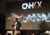 CNH presentó en el CX Day Argentina 2026 su modelo de experiencia del cliente para Case IH y New Holland en entornos B2B2C complejos Presentación de CNH con maquinaria agrícola proyectada en pantalla durante un evento del sector agroindustrial.