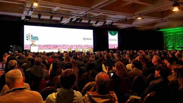 Auditorio colmado durante una conferencia agroindustrial en el congreso A Todo Trigo 2026 con productores y técnicos siguiendo las exposiciones.