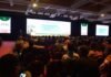 Más allá del trigo: los cultivos de servicio y energéticos se consolidan para diversificar la estrategia agrícola Auditorio lleno durante un congreso agroindustrial con expositores y pantallas gigantes en una jornada técnica del sector productivo argentino.