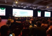 Más allá del trigo: los cultivos de servicio y energéticos se consolidan para diversificar la estrategia agrícola Auditorio lleno durante un congreso agroindustrial con expositores y pantallas gigantes en una jornada técnica del sector productivo argentino.