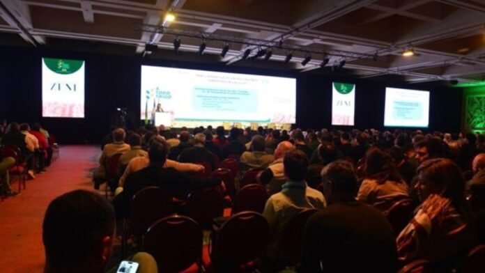 Auditorio lleno durante un congreso agroindustrial con expositores y pantallas gigantes en una jornada técnica del sector productivo argentino.
