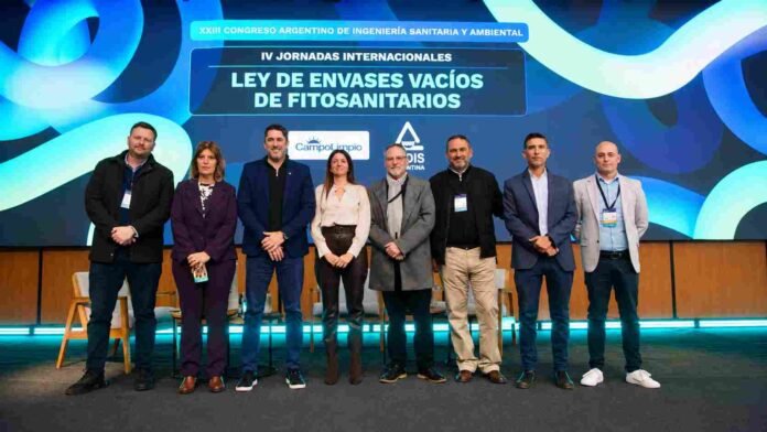 Participantes de una jornada sobre envases vacíos de fitosanitarios durante un congreso ambiental y sanitario en Argentina.