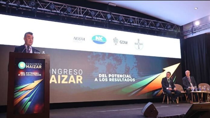 Escenario principal del Congreso Maizar 2026 con disertantes y panel técnico sobre innovación y desarrollo del maíz en Argentina.