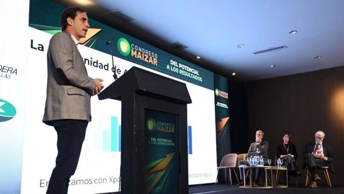 congreso-maizar-insercion-internacional-maiz Disertante expone durante el Congreso Maizar 2026 en un panel sobre inserción internacional, mercados de exportación y oportunidades para el maíz argentino.