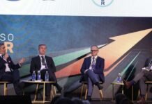 Acuerdo Mercosur-UE en Maizar 2026: maíz, miel y arroz ya ingresan a Europa y Argentina negocia ahora como socio Panel de especialistas participando en un congreso agroindustrial, sentados en un escenario durante una mesa de debate sobre producción, economía y desarrollo del sector agropecuario, con pantalla de fondo y público asistente.