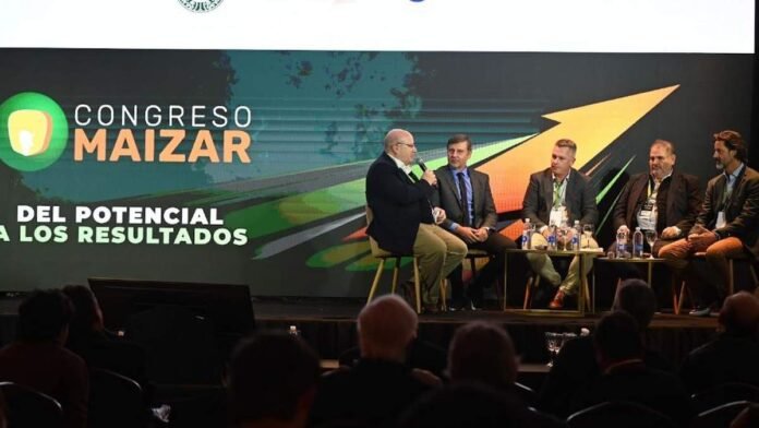 Panel de especialistas durante el Congreso Maizar 2026 debatiendo sobre exportaciones, mercados internacionales y oportunidades para el maíz argentino ante un auditorio colmado