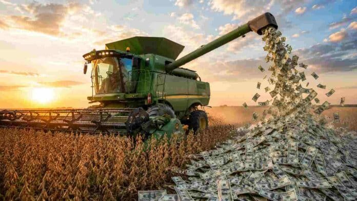 Cosechadora trabajando en un lote de soja mientras expulsa billetes de dólar por el tubo de descarga en una escena simbólica sobre rentabilidad y exportaciones del agro.