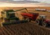 La cadena granaria consumiría 2.533 millones de litros de gasoil en la campaña 2025/26 Cosechadora John Deere descargando soja sobre una tolva Akron tirada por un tractor Massey Ferguson durante la cosecha de soja en la región pampeana argentina al atardecer