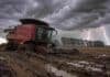 Pronóstico de lluvias hasta el 25 de mayo Cosechadora encajada en el barro durante una fuerte tormenta eléctrica en un campo argentino con lluvia intensa, relámpagos y suelo completamente anegado