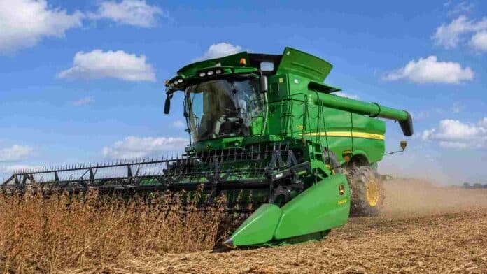 Cosechadora nueva trabajando en un lote agrícola argentino durante la cosecha bajo cielo despejado.
