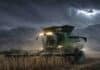 Tormentas severas con granizo y ráfagas de 90 km/h golpean al NEA mientras avanzan alertas por viento y lluvias en 10 provincias Cosechadora trabajando bajo una tormenta intensa con lluvia y fuertes ráfagas de viento en un lote agrícola del NOA argentino.