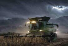 Tormentas severas con granizo y ráfagas de 90 km/h golpean al NEA mientras avanzan alertas por viento y lluvias en 10 provincias Cosechadora trabajando bajo una tormenta intensa con lluvia y fuertes ráfagas de viento en un lote agrícola del NOA argentino.