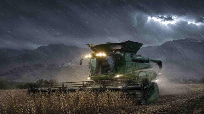 Cosechadora trabajando bajo una tormenta intensa con lluvia y fuertes ráfagas de viento en un lote agrícola del NOA argentino.