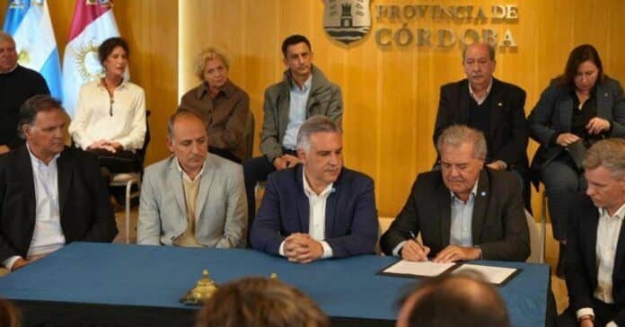 Autoridades provinciales y representantes del sector productivo durante la firma de créditos para maquinaria agrícola en Córdoba.