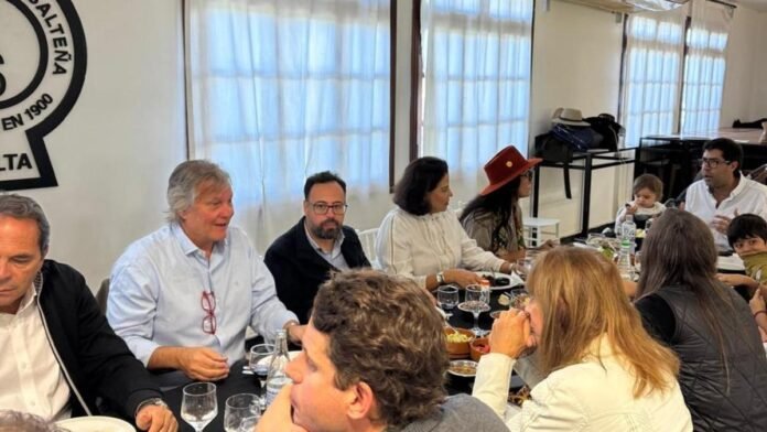 Dirigentes del sector agropecuario reunidos en encuentro institucional en Salta para analizar la situación productiva y económica