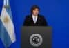 Milei anunció la baja de retenciones para el trigo, la cebada y la soja, y extendió los recortes a la industria Dirigente político argentino durante un discurso en la Bolsa de Cereales, con bandera nacional y fondo azul en un acto institucional.