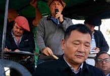 Un empresario chino quiere engordar 100.000 vacas por año en la Argentina y ya tiene sus primeros animales en los corrales Productores y representantes rurales durante un remate ganadero, con un hombre hablando por micrófono y asistentes tomando nota en la tribuna.