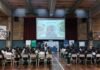 BASF lleva el agro a las aulas: el 90% de los secundarios no sabe de dónde vienen los alimentos que come Charla educativa sobre agro con estudiantes en auditorio escolar, con presentación en pantalla y público sentado escuchando en Argentina.