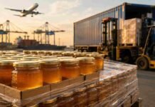 Histórico: una empresa de Concordia exportó las primeras 22 toneladas de miel a Europa con arancel cero bajo el Mercosur-UE Frascos de miel argentina preparados para exportación en zona portuaria con contenedores, montacargas y buque de carga al fondo.