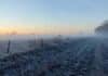 Mínimas de -2°C y neblinas complican al campo: las zonas más afectadas hasta el sábado Campo argentino cubierto por heladas y neblina al amanecer, con camino rural y tractor a lo lejos en una mañana de intenso frío.