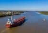 Hidrovía: el Gobierno confirmó a las dos finalistas y el 19 de mayo se conocerán las ofertas económicas Buque granelero navegando por la hidrovía Paraná-Paraguay junto a terminales portuarias y zonas de carga agroexportadora.