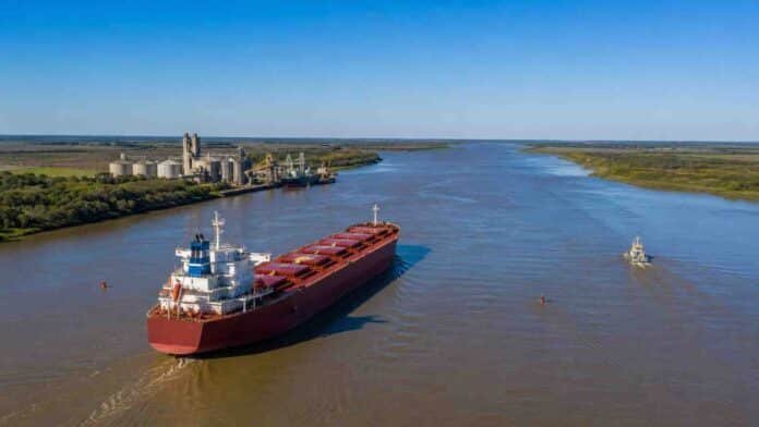 hidrovia-buque-exportador-rio-parana-ruralnet Buque granelero navegando por la hidrovía Paraná-Paraguay junto a terminales portuarias y zonas de carga agroexportadora.