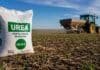 “El trigo va por escalera y la urea por ascensor”: la siembra 2026/27 pierde 300.000 hectáreas en la zona núcleo Bolsa de urea en lote agrícola con tractor fertilizando un cultivo de trigo en implantación en la región pampeana argentina.