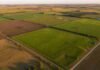 Ley de Tierras Rurales: el sector inmobiliario la apoya y la Mesa Agroalimentaria la rechaza de plano Vista aérea de lotes rurales con campos agrícolas delimitados y caminos en zona productiva argentina