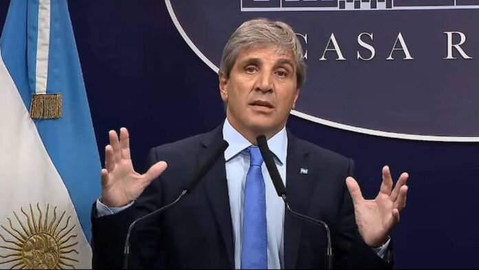 Ministro de Economía Luis Caputo durante una conferencia de prensa en Casa Rosada, brindando declaraciones sobre medidas económicas del Gobierno argentino.