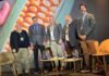 CAENA en Maizar 2026: la Argentina debería “desbordar” de proteína animal y hoy transforma menos del 10% de su maíz Participantes de un panel del Congreso Maizar posan en el escenario frente a una pantalla gigante con una imagen de granos de maíz durante un evento del sector agroindustrial argentino.