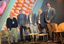 CAENA en Maizar 2026: la Argentina debería “desbordar” de proteína animal y hoy transforma menos del 10% de su maíz Participantes de un panel del Congreso Maizar posan en el escenario frente a una pantalla gigante con una imagen de granos de maíz durante un evento del sector agroindustrial argentino.