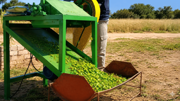 Máquina picadora procesando material vegetal en un establecimiento rural argentino durante una jornada de trabajo en el campo.