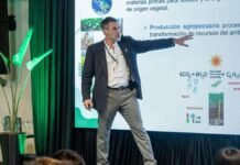 El agua marca el rendimiento: la clave para producir mejor en zonas semiáridas Martín Díaz Zorita durante una presentación técnica sobre nutrición de cultivos, uso eficiente del agua y manejo de suelos en el Simposio Regional FERTILIDAD 2026.