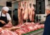Carne: del campo al mostrador, el precio arranca en $9.774 el kilo en gancho y choca contra un consumo en 43 kg Media res colgada y cortes de carne exhibidos en carnicería argentina, mostrando la cadena de valor desde la faena hasta el mostrador.