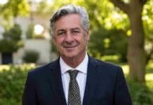 Nicolás Pino va por la reelección en la Sociedad Rural y enfrentará a Marcos Pereda en una elección marcada por la interna Nicolás Pino, presidente de la Sociedad Rural Argentina, posa con traje en un entorno exterior institucional con fondo verde desenfocado.