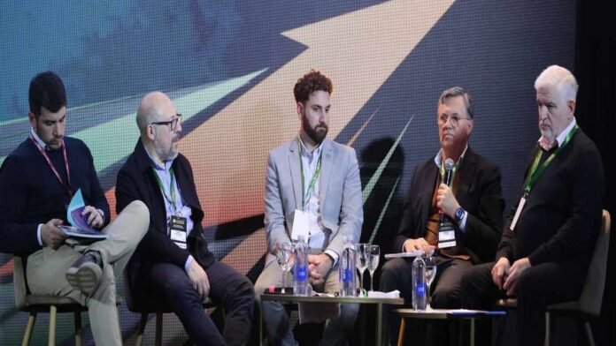 Panel de debate sobre agro y política durante el Congreso Maizar 2026, con representantes del sector productivo y legisladores analizando la agenda agroindustrial argentina.