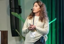 INTA General Villegas advierte: el 50% de los lotes del oeste bonaerense necesita fósforo y la soja y el girasol empiezan a responder a la fertilización Disertante durante una presentación técnica sobre nutrición de cultivos y manejo de suelos en el Simposio Regional FERTILIDAD 2026 en Santa Rosa.