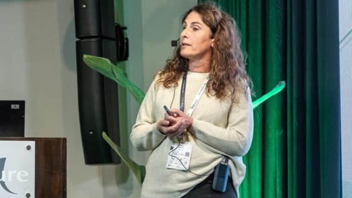 Disertante durante una presentación técnica sobre nutrición de cultivos y manejo de suelos en el Simposio Regional FERTILIDAD 2026 en Santa Rosa.